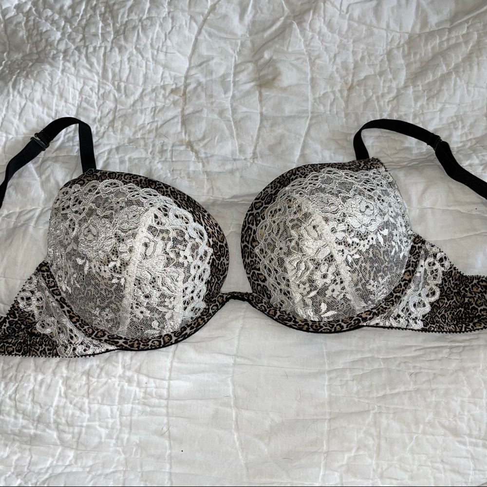 Victoria’s Secret 32DD push up bra